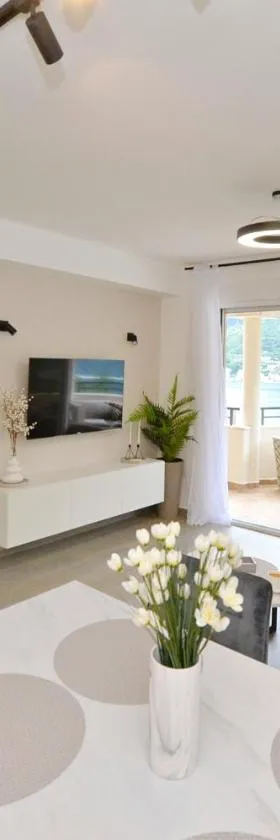 SEA VIEW apartment 2km from the Old Town of Kotor，位于多布罗塔的酒店
