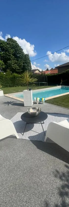 Cozy apartment，位于Neuville-les-Dames的酒店