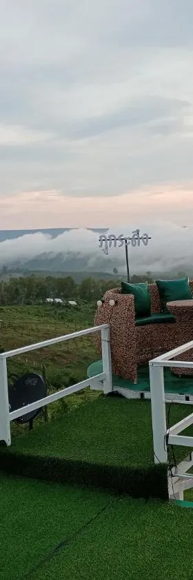 บ้านไร่เก็บตะวันโฮมสเตย์น้ำหนาว，位于Ban Plaek的酒店