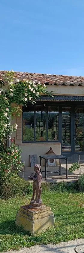 La Bohême La Belle Etoile Petit déjeuner compris，位于Charols的酒店