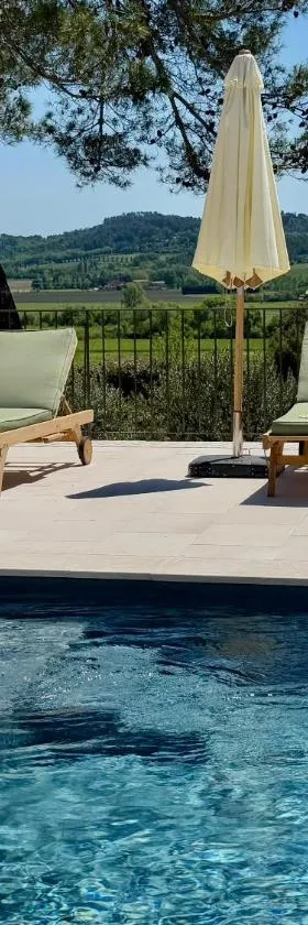 La Clé des Champs, Boutique hôtel & Spa - Le Mas de Garrigon，位于鲁西永的酒店