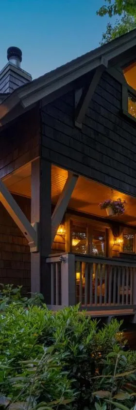 HOT TUB & PET-FRIENDLY Cabin in Cheshire Village，位于黑山的酒店