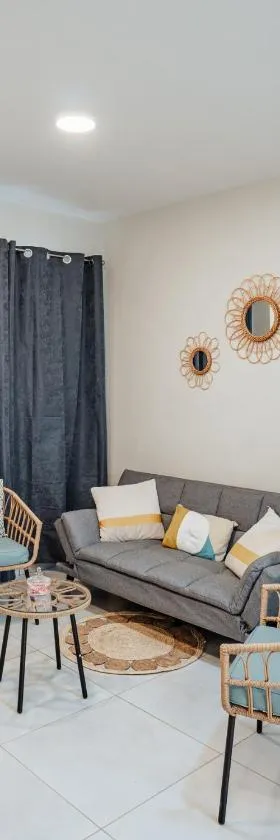 Modern house, 5 minutes from El Salvador Airport，位于Astoria的酒店