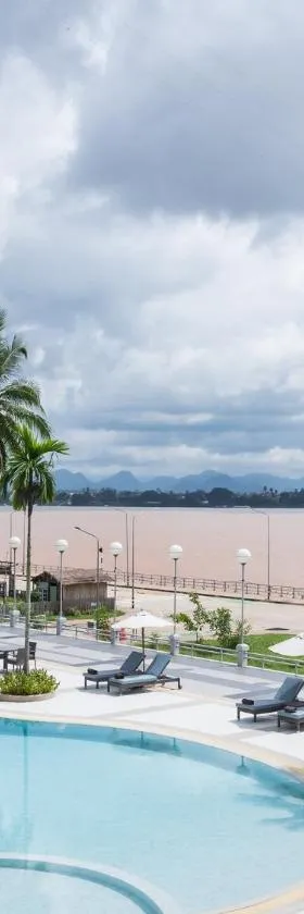Fortune River View Hotel Nakhon Phanom，位于那空拍侬府的酒店