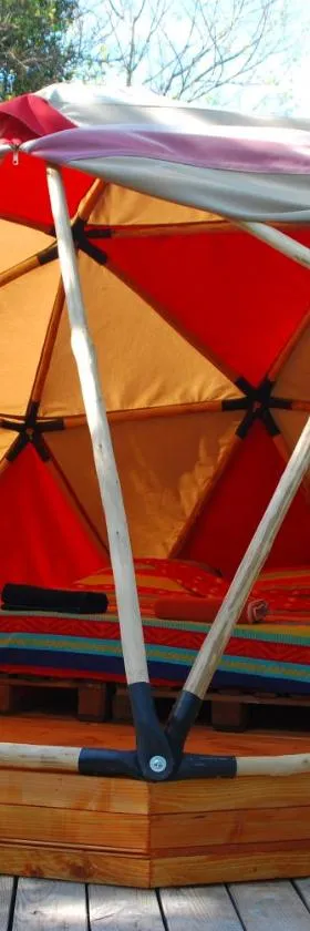 Tente tipi nature, calme, cascade et baignade à 10 minutes à pieds，位于Saint-Laurent-le-Minier的酒店