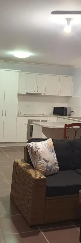 Narnie's Place in Narangba - Relaxed Space with Breakfast，位于Narangba的酒店