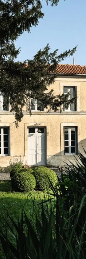 Maison Sonora - Maison d'hôtes，位于Saint-Saturnin-du-Bois的酒店