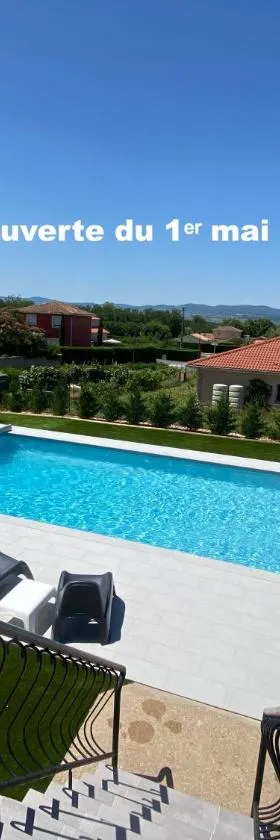 Chambre dans logement partagé chez l habitant avec piscine de 1 à 3 chambres，位于Grièges的酒店