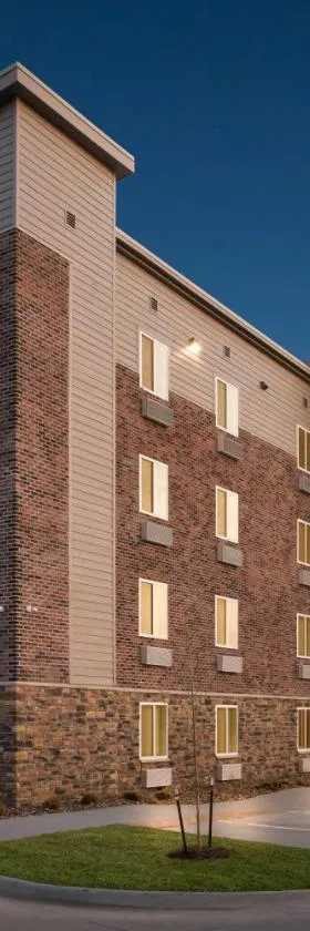 WoodSpring Suites Coralville Iowa City，位于克拉尔维尔的酒店