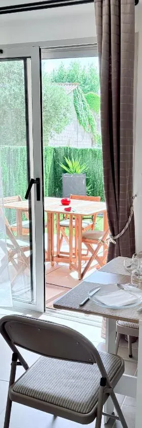 Appartement climatisé avec jardin 4 personnes，位于普朗德拉图尔的酒店