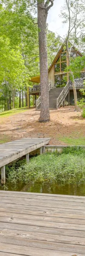 Riverfront Shelby Home with Private Boat Dock!，位于Shelby的酒店