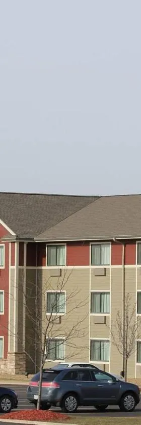 AmericInn by Wyndham Cedar Rapids Airport，位于锡达拉皮兹的酒店
