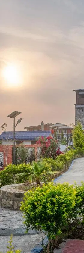 Jim & Holmes Resort & Luxury Residences in Jim Corbett National Park，位于兰纳加的酒店