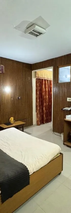 DALHOUSIE HOTEL - S A N G R I - L A - Near John,s Church - Restaurant - Free Wi-fi- Hygiene & Spacious Room，位于戴尔豪斯的酒店