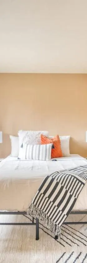 Stay Portland - John's Landing Haven - Studio Near OHSU，位于Marquam Hill的酒店