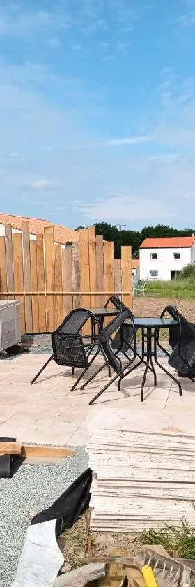 Studio 2 à 4 personnes, 12 kilomètres du parc du Puy du F，位于La Verrie的酒店