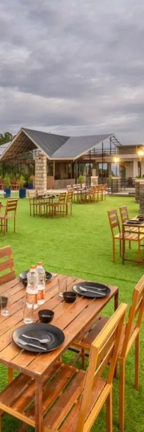 Mountain Breeze Hill Crest Luxury Apartments，位于Dharampur的酒店