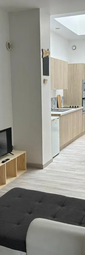 Appartement rénové, RDC, proche commodités，位于阿尔芒蒂耶尔的酒店