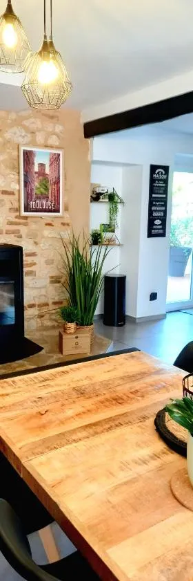 Gîte Abelia avec extérieur，位于拉沃尔的酒店