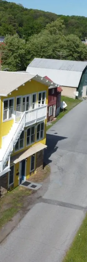 1878 RiverRun B&B - Waterfront, Self-Serve Breakfast, WiFi, Trail and River access，位于Hancock的酒店