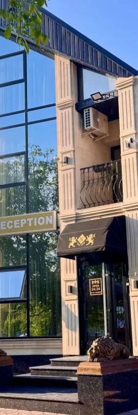 SV Hotel, Restaurant & Airport Parking，位于Todireşti的酒店