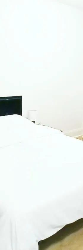 Neat bedroom with Exclusive bath -FREE WIFI-Self check in, non-smoking，位于新伦敦的酒店