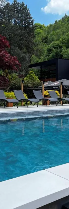 Hostellerie La Claire Fontaine, Logis hôtels & Spa，位于拉罗什-阿登的酒店
