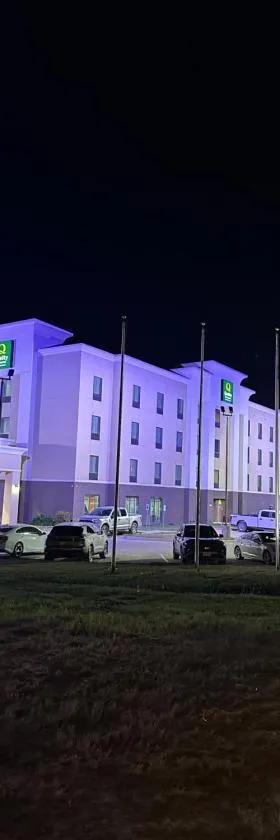Quality Inn & Suites，位于Pearsall的酒店