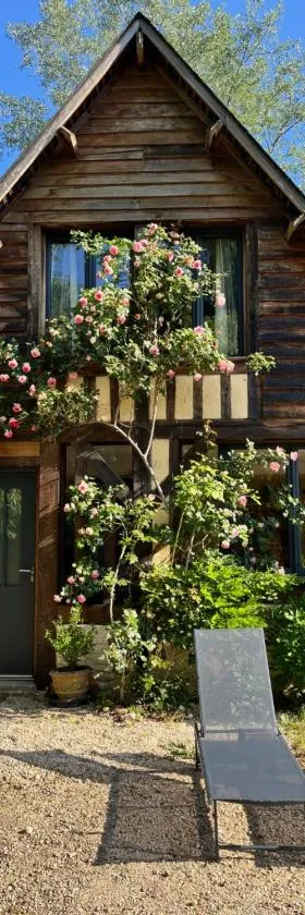 Chalet de charme en plein cœur du Calvados，位于Victot-Pontfol的酒店
