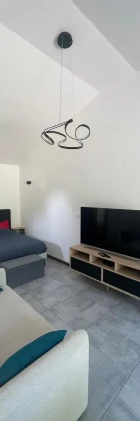 Maison avec grand espace en hauteur，位于Saint-Georges-des-Côteaux的酒店