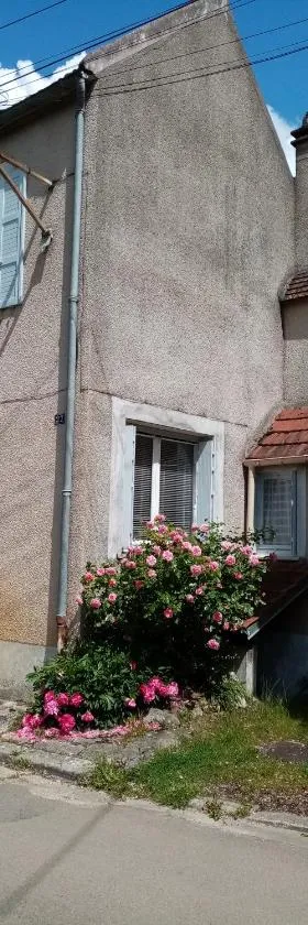 GITE LES 27 ROSES ET PLUS，位于Châtel-Censoir的酒店