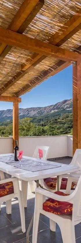 Dvosobni apartman u kući s bazenom, 1 kat，位于Draga Bašćanska的酒店