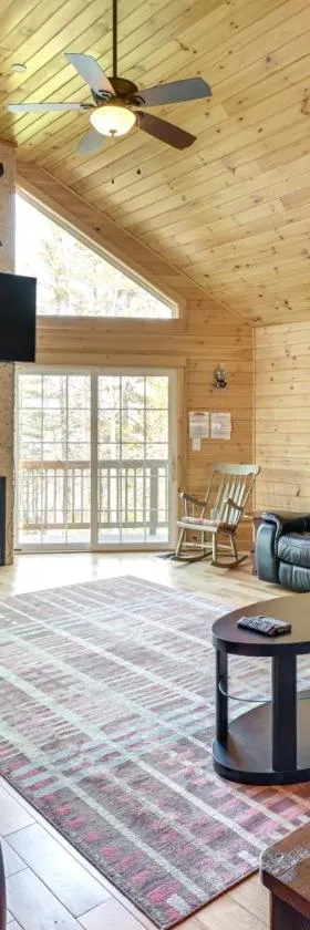 Waterfront Davis Pond Cabin with Dock and Kayaks!，位于Holden的酒店