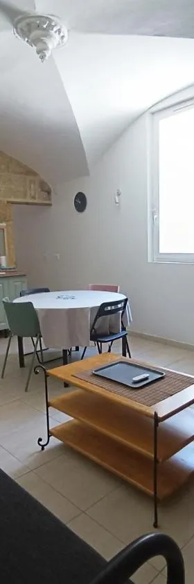 Dans maison de maître, appartement indépendant.，位于Montfrin的酒店