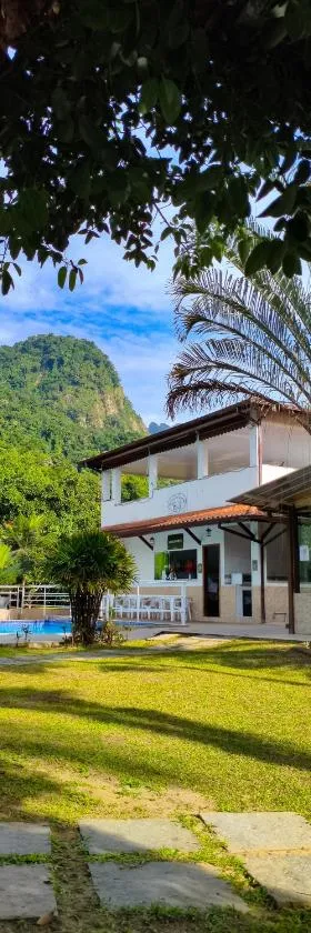 Pousada Cantinho do Sossego Paraty tem Piscina com Vista pra Montanha, Salão de Jogos, Café da Manhã, Estacionamento, Gerador de Energia, Próximo as principais Praias, Ilhas e Cachoeiras，位于帕拉蒂的酒店