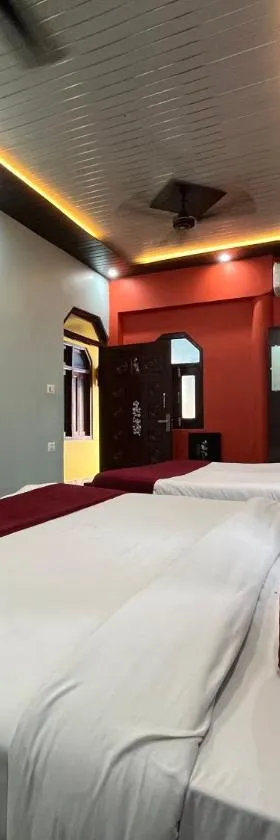 Hotel Aryakulam Palace Ayodhya，位于Ayodhya的酒店
