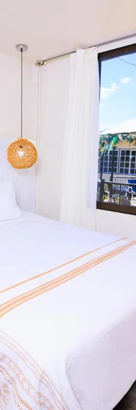 Guest apartment with complimentary ride to airport-Ladyville CP，位于Ladyville的酒店