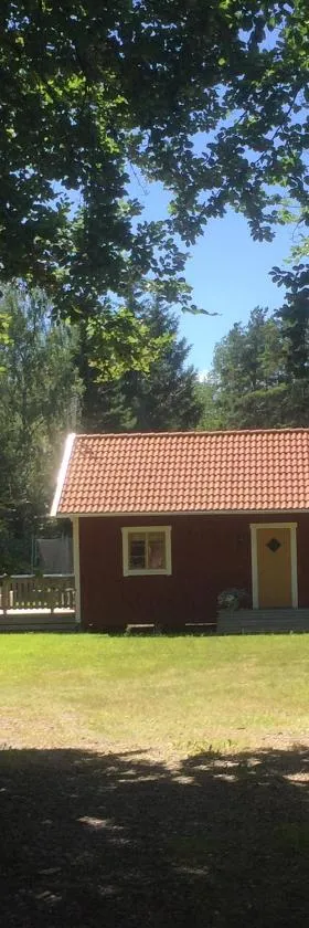 Lantligt sommarställe med närhet till Byrum & Böda，位于勒托普的酒店