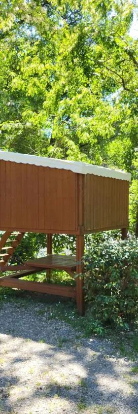 Camping La Charderie，位于Pont-de-Labeaume的酒店
