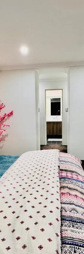 Modern King Suite on Swan Valley Doorstep，位于West Swan的酒店