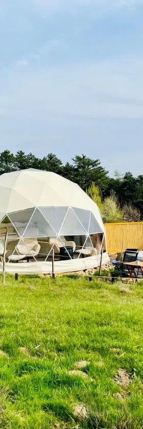 Glamping Hohe Wand - Zelt mit Sternenfenster und Whirlpool，位于Maiersdorf的酒店