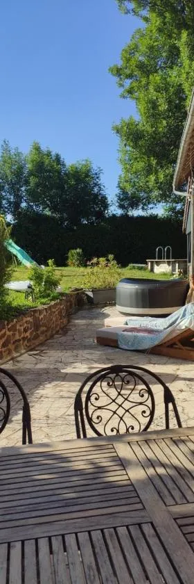 Propriété 15mn du circuit des 24h, avec piscine et spa，位于La Bazoge的酒店