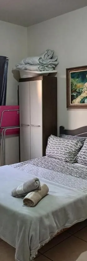 Apart próximo a Unimed de 2 quartos com 2 Ar, mini-Academia e garagem no Centro-sul，位于圣安热卢的酒店