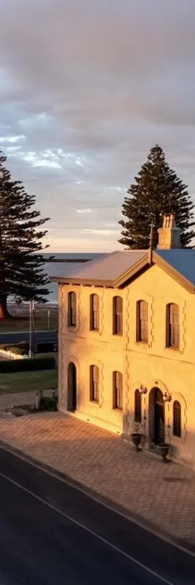 The Customs House Port MacDonnell，位于麦克唐奈港的酒店