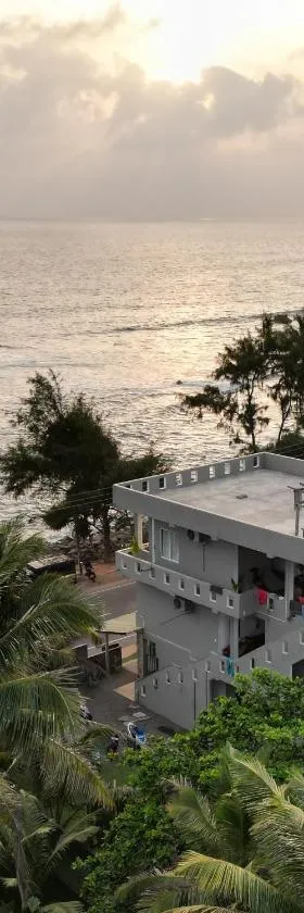 The Stables Oceanfront Hotel Midigama，位于米迪加马东的酒店