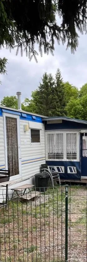 Caravane en pleine nature ferme proche de tout，位于菲利普维尔的酒店