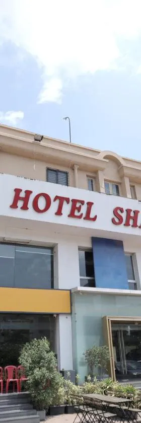 Hotel Shagun Rooms & Banquet, Surat，位于苏拉特的酒店