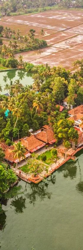 Alaya Stays Palm Dale Heritage Backwater Retreat with Garden & Restaurant，位于阿勒皮的酒店