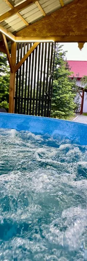 Kwatera - Pod Wiatrakiem, JACUZZI ZEWNĘTRZNE，位于Czarna的酒店