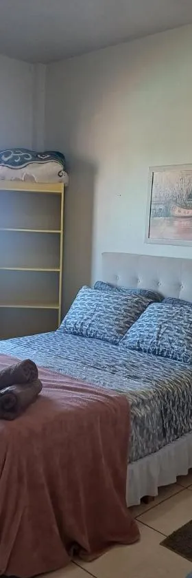 Apart próximo a Unimed de 2 quartos com 2 AR, mini-Academia e garagem no Centro-sul，位于圣安热卢的酒店